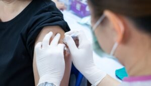 Algunas personas con COVID-19 de larga duración se sienten aliviadas tras la vacunación