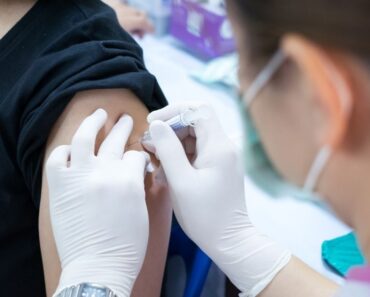 Algunas personas con COVID-19 de larga duración se sienten aliviadas tras la vacunación