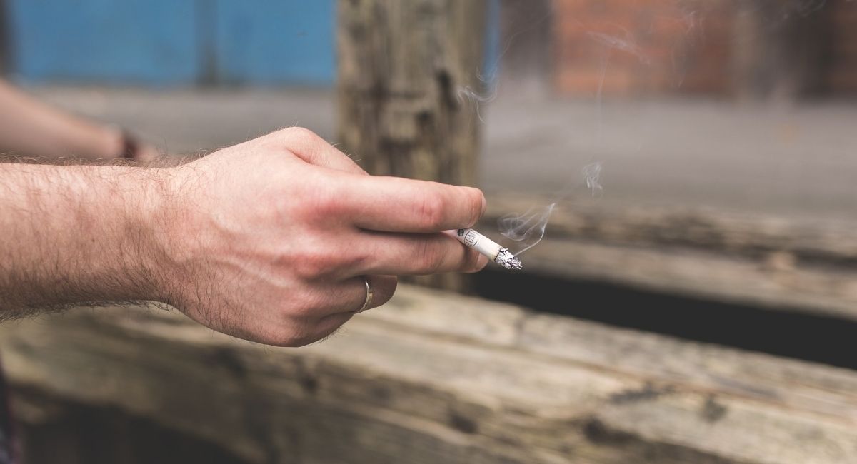 El fumador pasivo se relaciona con un mayor riesgo de artritis