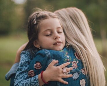 Investigación revela que los niños que reciben más abrazos tienen el cerebro más desarrollado